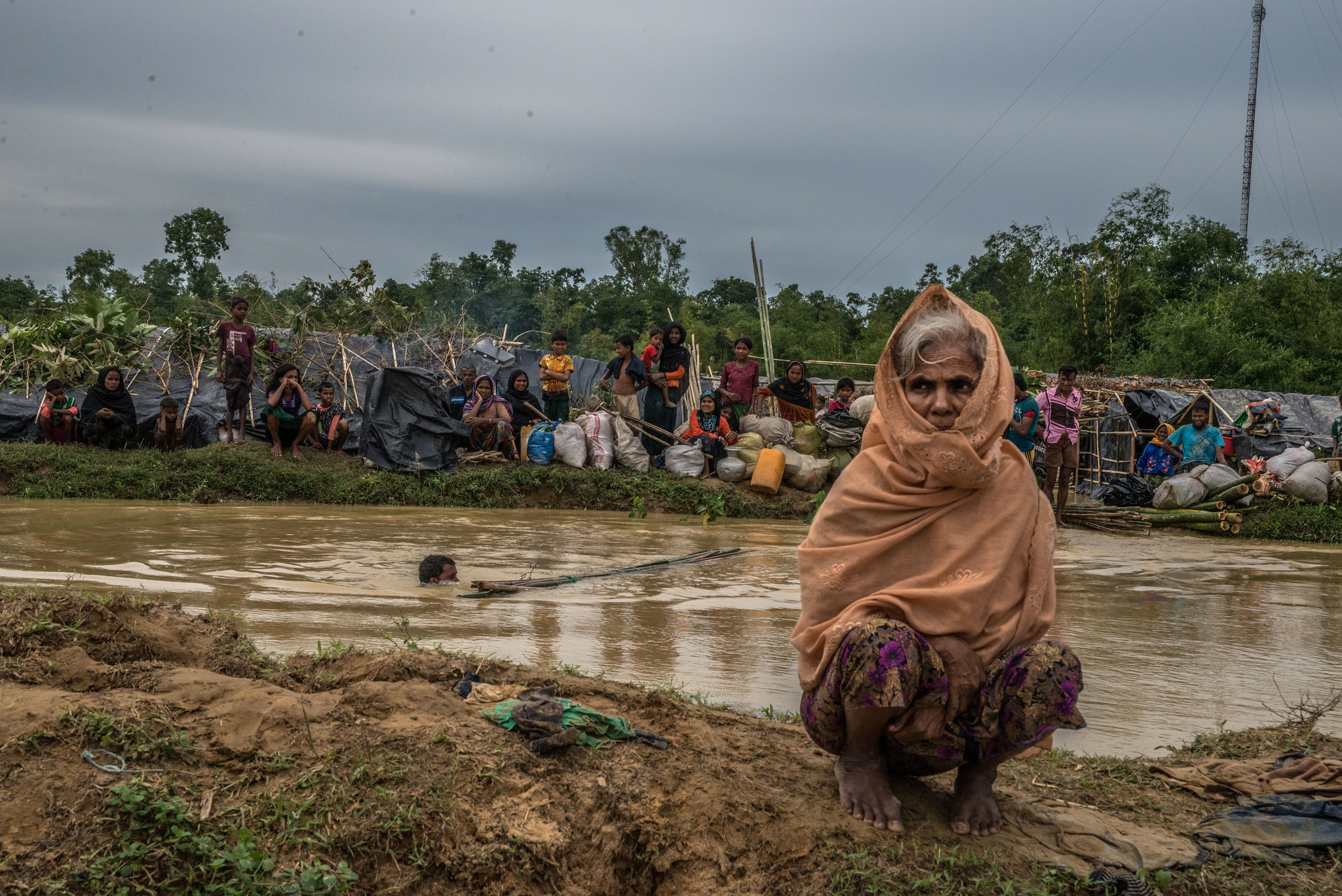 2017 Bangladesh MYanmar Rohingya Aurélie Marrier d'Unienville Oxfam GB vrouw voor vies water