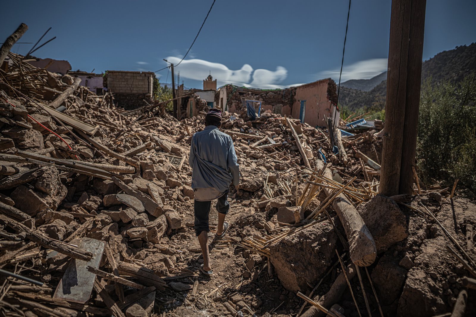 Een inwoner van het dorp Tinmel, in de Al Haouz-provincie, neemt de schade op. Deze provincie is één van de hardst getroffen regio's in Marokko.