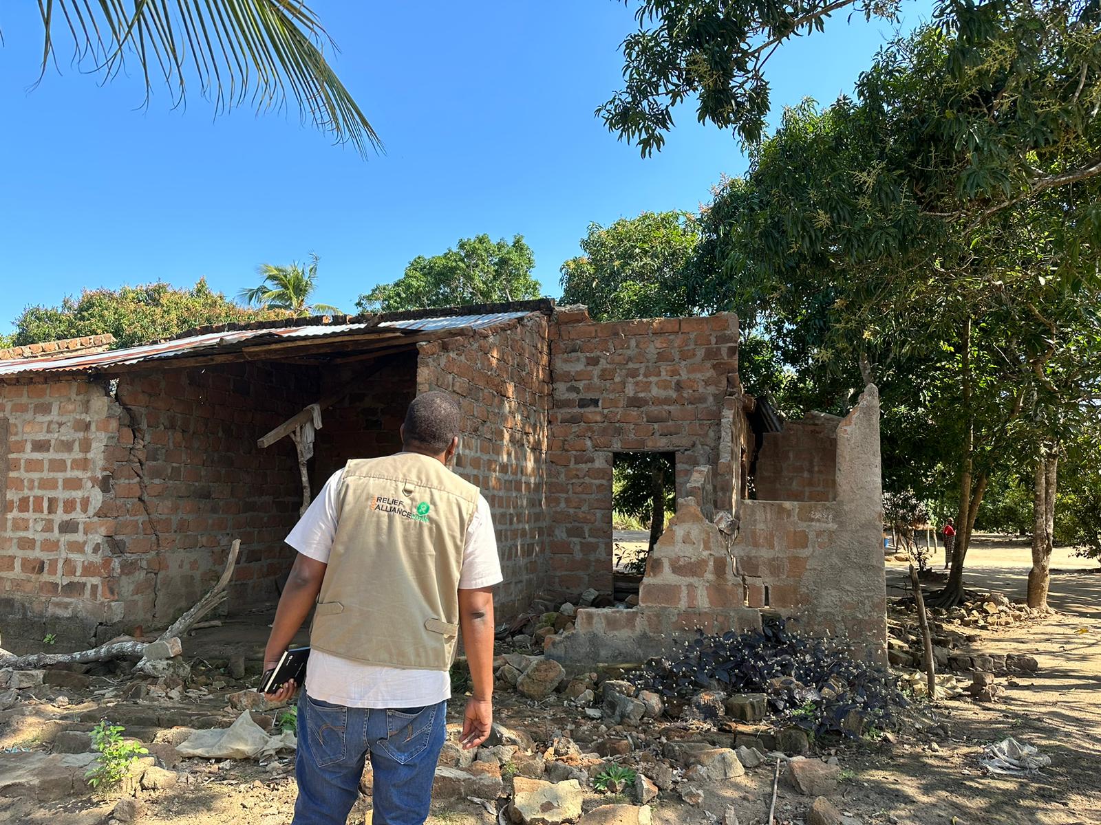Een verwoest huis door cycloon Freddy, meer dan een half jaar na dato. In totaal werden 1,23 miljoen Mozambikanen geraakt door het natuurgeweld.