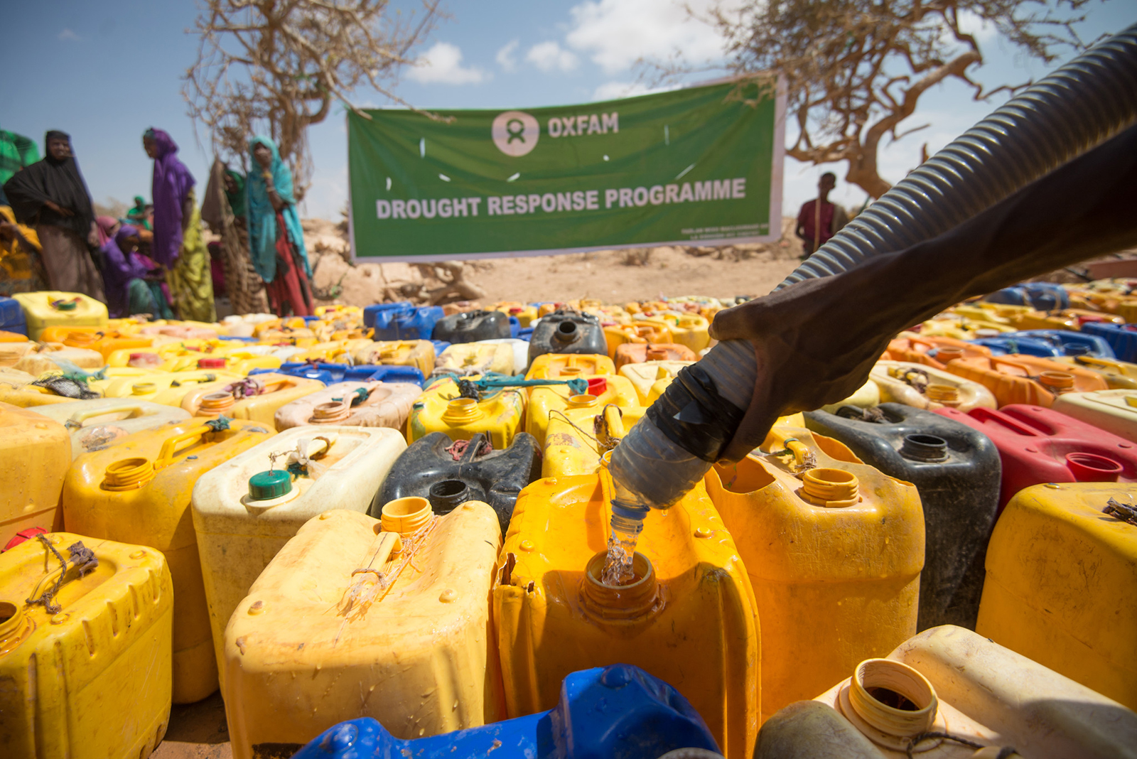 Somaliërs ontvangen schoon drinkwater. Door klimaatverandering kampt het land met extreme droogte.