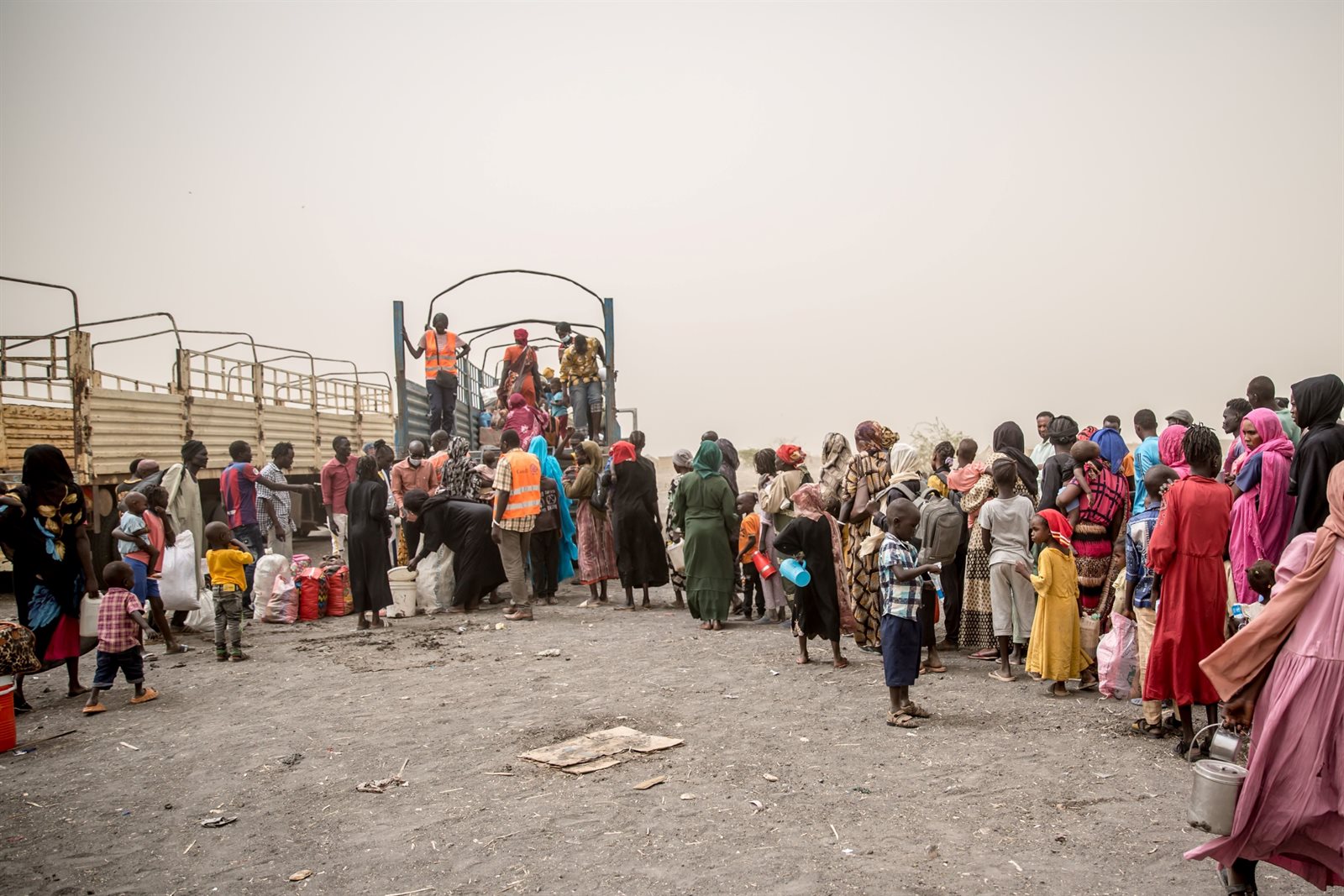 Sudanese mensen bij de grens van Zuid-Sudan onderweg naar ons kamp in Renk.