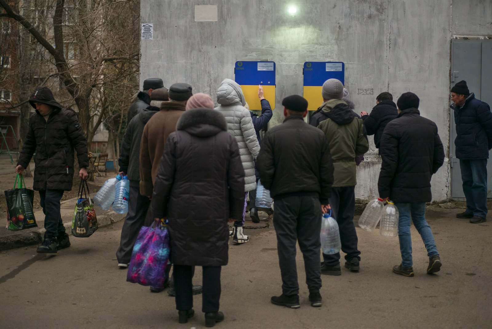 Mensen staan in de rij bij waterpunten in Oekraïne