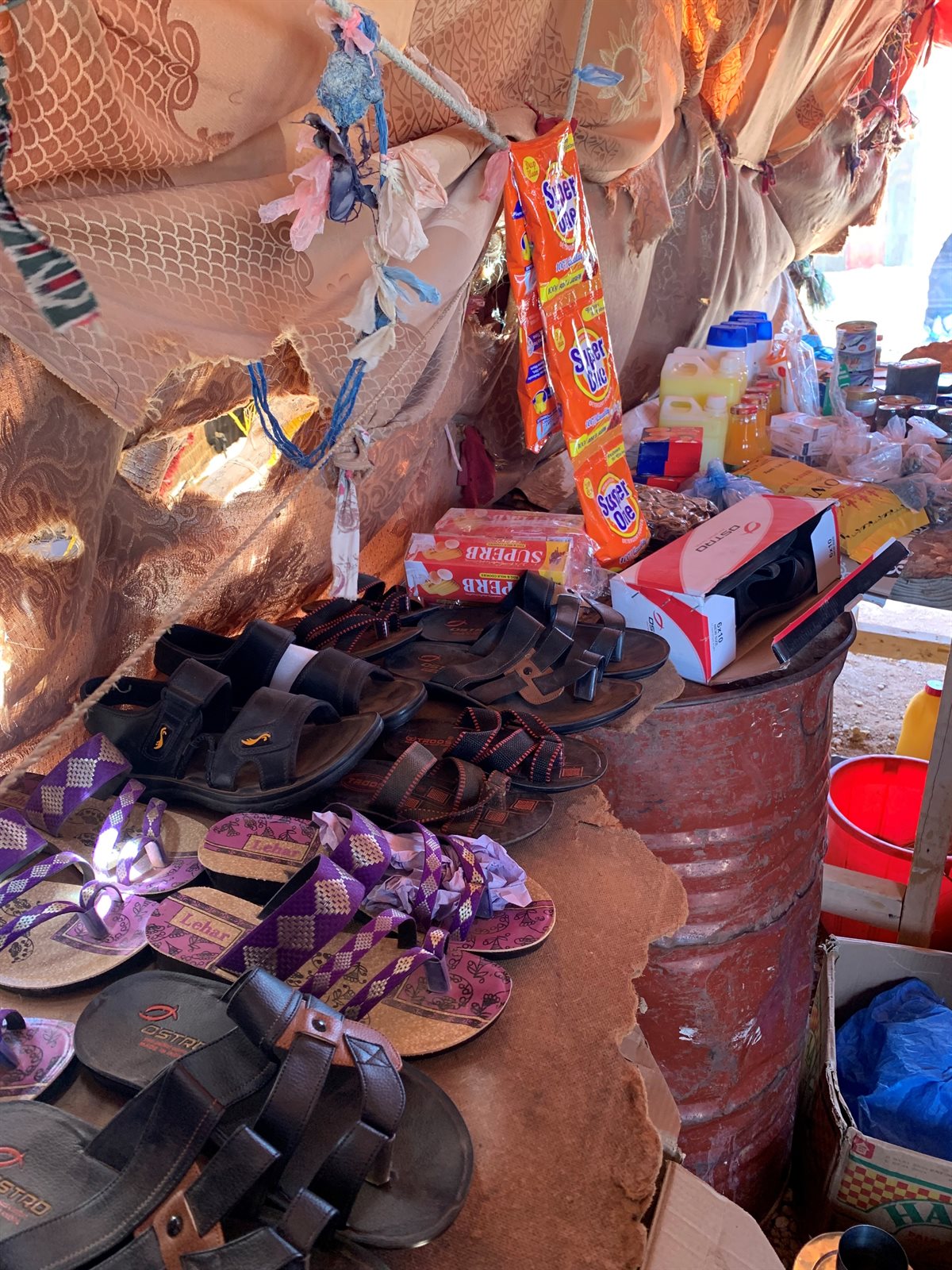 Het assortiment van ondernemer Ahado, die haar winkel kon uitbreiden dankzij de spaargroep in het dorp. 