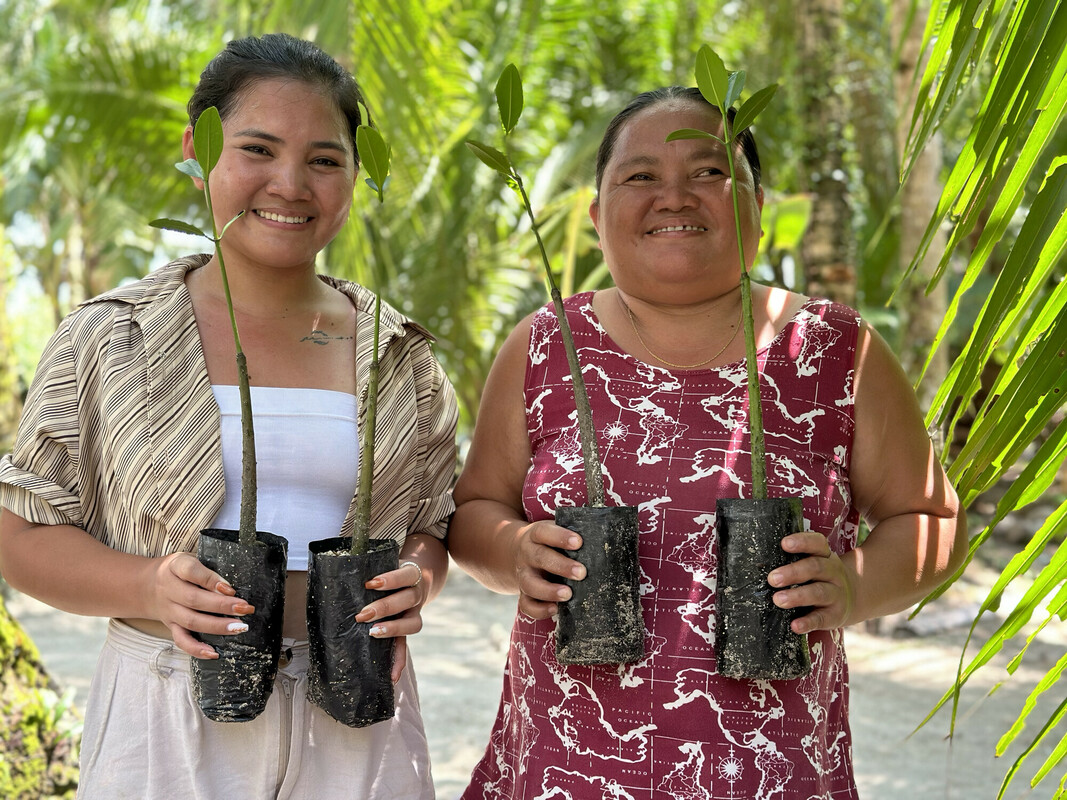 Oxfam InuruID 361144 Marinel and sister Maricel with mangrove seedlings.jpg