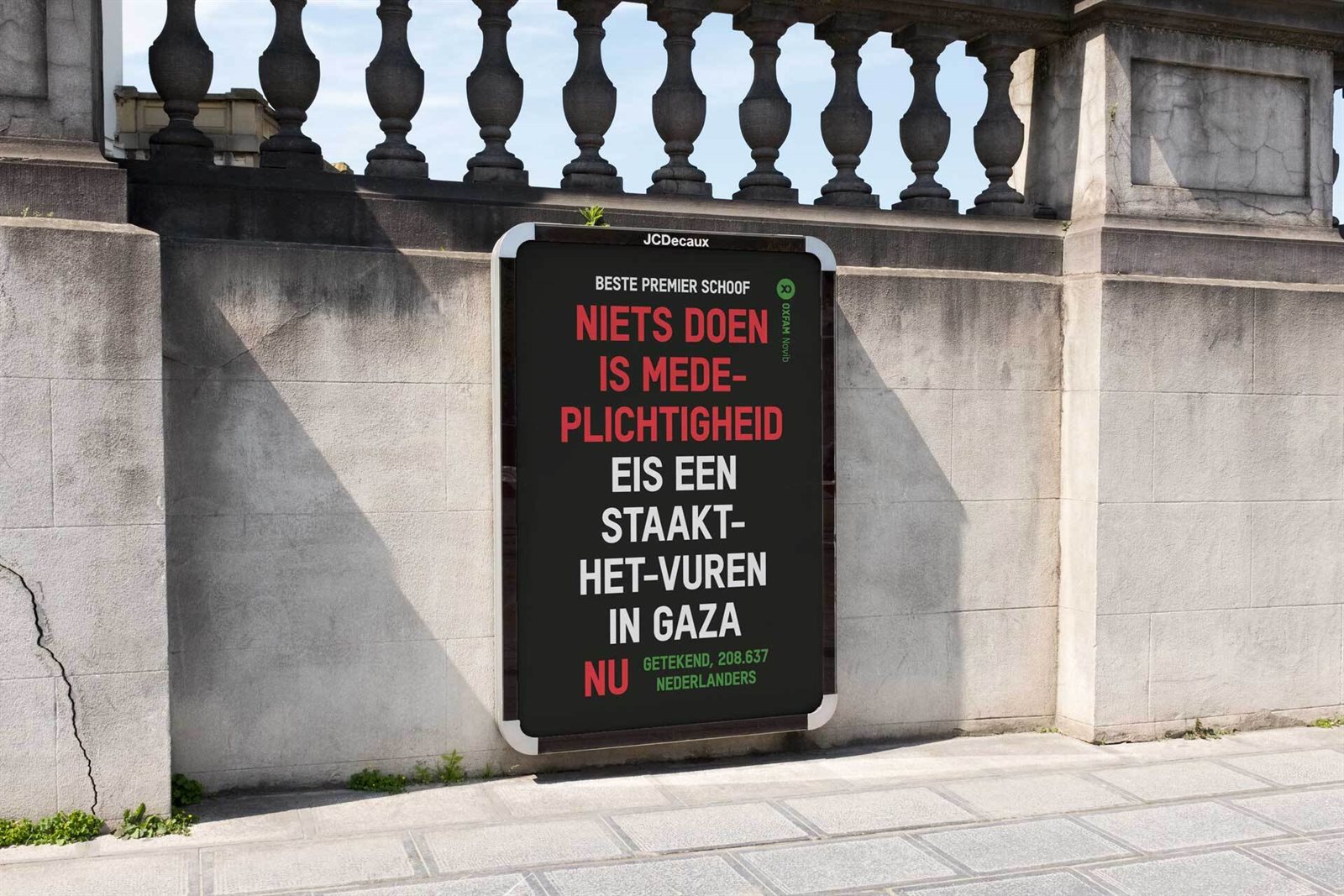 Een poster met daarop 'Beste Premier Schoof. Niets doen is medeplichtigheid. Eis een staakt-het-vuren, nu. Getekend, 208.637 Nederlanders'